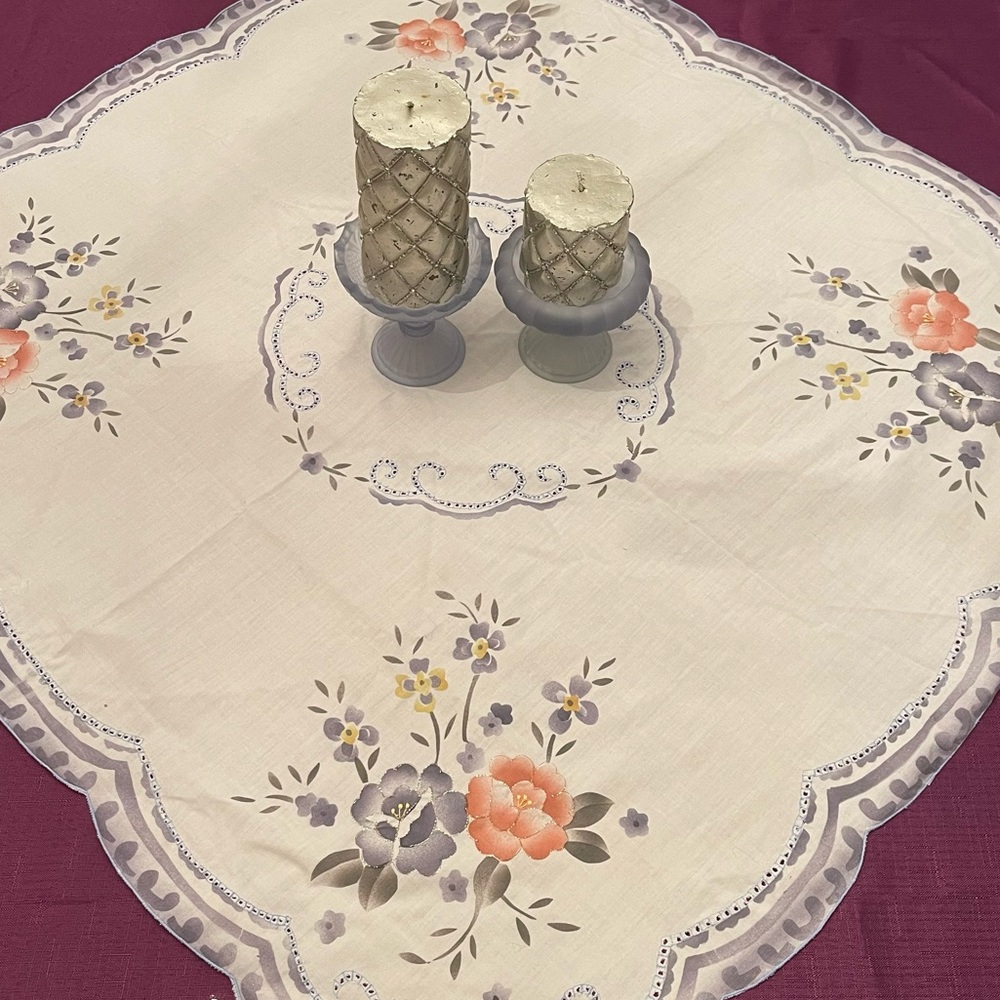 Beautiful delicate small square table linen - Picture 2 of 9